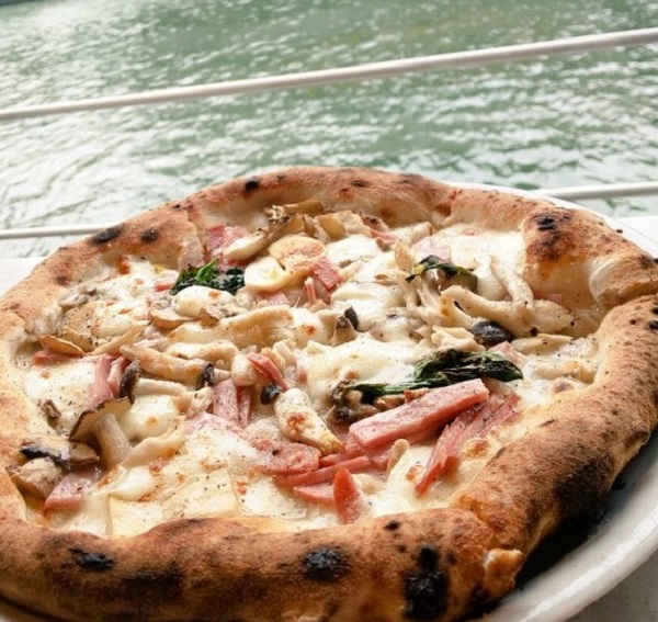 大阪市大正区にあるピッツェリア ダ ドッツの水上で食べる本格ピザ